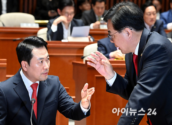 국민의힘 장동혁 대표와 송언석 원내대표가 6일 서울 여의도 국회에서 열린 의원총회에서 대화하고 있다. [사진=곽영래 기자]