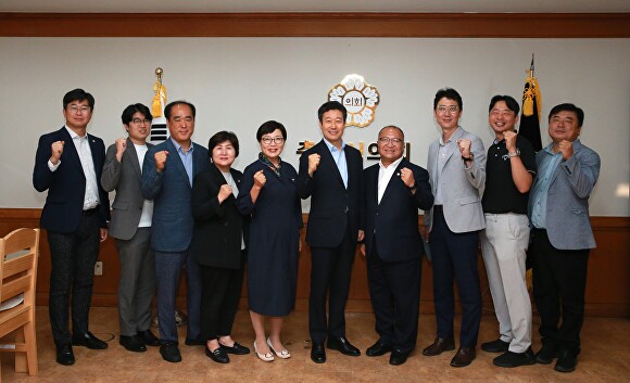 더불어민주당 노승일 충주지역위원장이 24일 김낙우 충주시의회 의장과 면담하고 시의원들과 기념 촬영을 하고 있다. [사진=더불어민주당 충북도당]