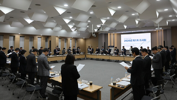한국제약바이오협회가 10일 제1차 이사회를 열고, 정부가 추진 중인 국산 전문의약품(제네릭) 중심의 대규모 약가 인하 정책 유예를 촉구하는 결의문을 낭독하고 있다. 2026.02.10 [사진=한국제약바이오협회 제공]