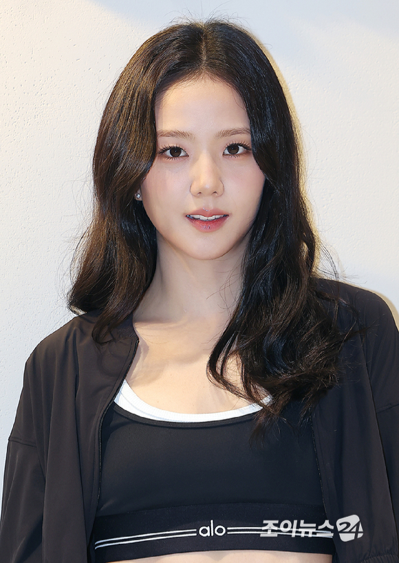 블랙핑크 지수가 1일 오후 서울 강남구 도산공원에 위치한 프리미엄 라이프스타일 브랜드 알로(alo) 플래그십 스토어에서 열린 포토행사에 참석해 포즈를 취하고 있다. [사진=곽영래 기자]