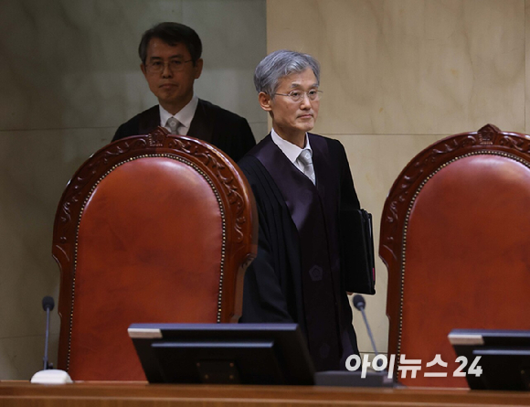 조희대 대법원장이 1일 오후 서울 서초구 대법원에서 이재명 더불어민주당 대선 후보의 공직선거법 위반 사건 상고심 선고를 위해 재판을 준비하고 있다. [사진=사진공동취재단]