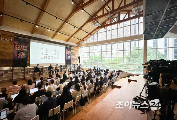 박천휴 작가와 한경숙 프로듀서(NHN링크 공연 제작 이사)가 24일 오후 서울 중구 명동1가 커뮤니티하우스 마실에서 열린 뮤지컬 '어쩌면 해피엔딩' 토니어워즈 수상 기념 기자간담회에 참석하고 있다. [사진=정소희 기자]