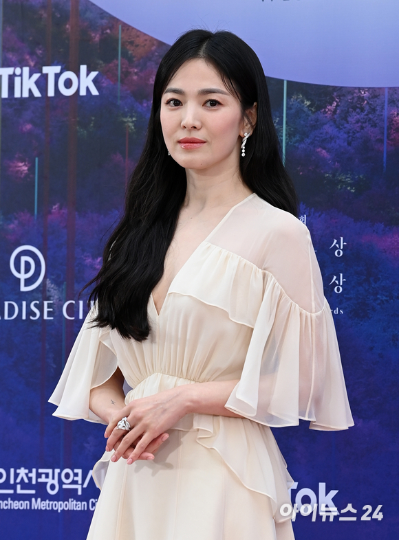 배우 송혜교(왼쪽 위부터 시계방향으로), 박성훈, 김히어라, 김건우, 임지연이 28일 오후 인천 파라다이스시티에서 열린 제59회 백상예술대상 레드카펫에서 포즈를 취하고 있다. [사진=김성진 기자]