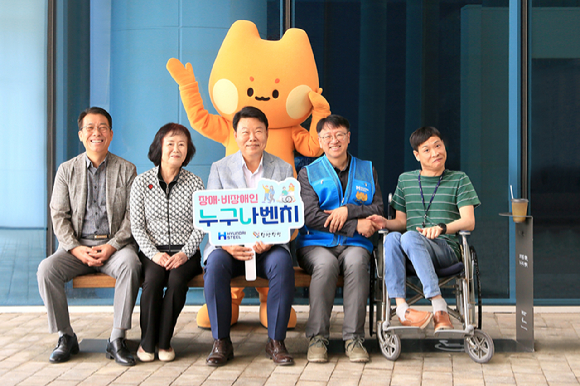 현대제철이 지난 2일 당진시청에서 '누구나 벤치' 기증식을 갖고 관계자들과 함께 기념촬영을 하고 있다. [사진=현대제철]