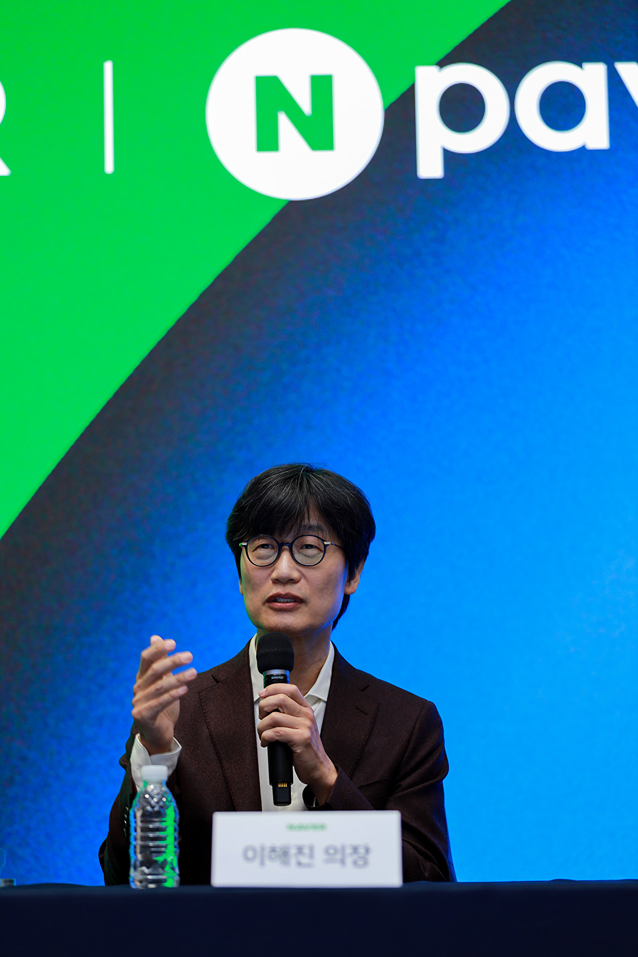 27일 경기 성남시 네이버 사옥에서 열린 네이버-두나무 공동 기자 간담회에서 이해진 네이버 의장이 발표하고 있다. [사진=네이버]