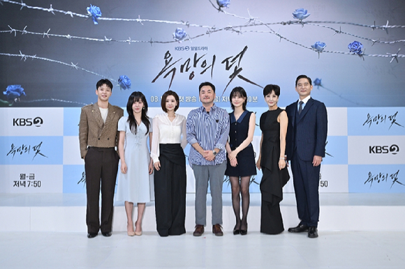 배우 장서희 전혜원이 10일 KBS 2TV 새 일일드라마 '욕망의 덫' 온라인 제작발표회에서 포즈를 취하고 있다. [사진=KBS]