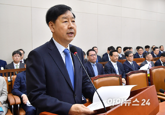 구윤철 부총리 겸 기획재정부 장관이 13일 국회에서 열린 기획재정위원회 국정감사에서 업무보고를 하고 있다. [사진=곽영래 기자]