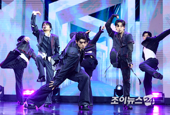 그룹 온앤오프가 17일 서울 마포구 상암동 큐브컨벤션에서 진행된 ONF(온앤오프) 정규 2집 Part.2 'ONF:MY SELF' 쇼케이스에 참석해 타이틀곡 '오픈 더 도어' 무대를 선보이고 있다. [사진=정소희 기자]