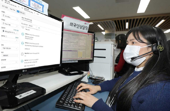 LG유플러스는 최근 국내 유입 외국인이 급증함에 따라 외국인 고객이 자사 통신 서비스를 원활히 이용할 수 있도록 '외국어 채팅 상담'을 제공한다고 14일 밝혔다. 사진은 베트남어로 채팅 상담을 제공하고 있는 외국어 전문 상담사 다오 티 이엔의 모습. [사진=LG유플러스]