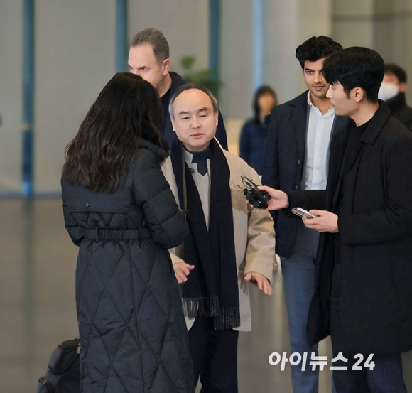 지난 2월 삼성전자 서초사옥을 방문한 손정의 소프트뱅크그룹 회장이 취재진과 질의응답을 이어가고 있다. [사진=안세준 기자]