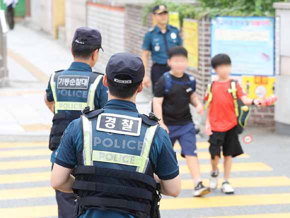 최근 미성년자를 대상으로 한 약취&middot;유인 시도가 잇따르고 있는 가운데 인천 송도에서 '길거리 캐스팅'이 범죄로 오해받는 해프닝이 발생했다. 본 기사와 무관한, 챗 GPT 생성 이미지. [사진=챗 GPT]