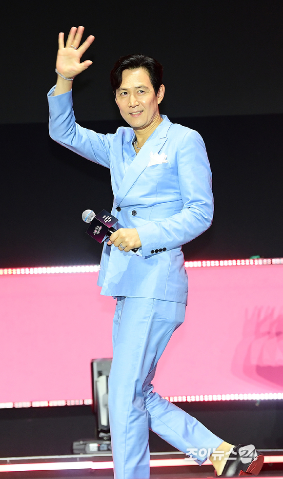 배우 이정재가 28일 오후 서울시청 앞 서울광장에서 열린 넷플릭스·서울특별시 공동주최 2025 K콘텐츠 서울여행주간 '오징어 게임​' 시즌3 피날레 이벤트에 참석하고 있다. [사진=정소희 기자]