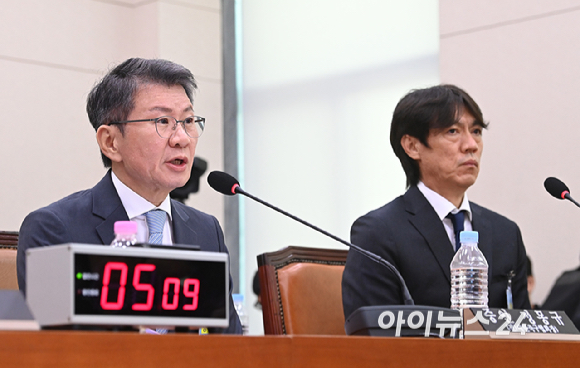 정몽규 전 대한축구협회장이 30일 국회 문화체육관광위원회에서 열린 대한축구협회 현안 관련 청문회에서 의원 질의에 답변하고 있다. [사진=곽영래 기자]