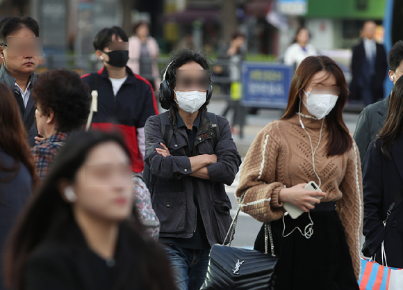 서울 광화문 사거리에서 마스크를 쓴 직장인들이 출근하고 있다. [사진=뉴시스]