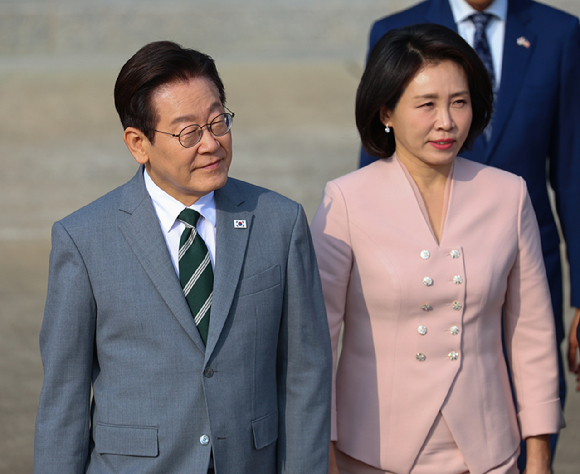 말레이시아 아세안 정상회의 참석차 출국하는 이재명 대통령과 김혜경 여사가 26일 성남 서울공항에서 공군 1호기로 향하고 있다. 2025.10.26 [사진=연합뉴스]