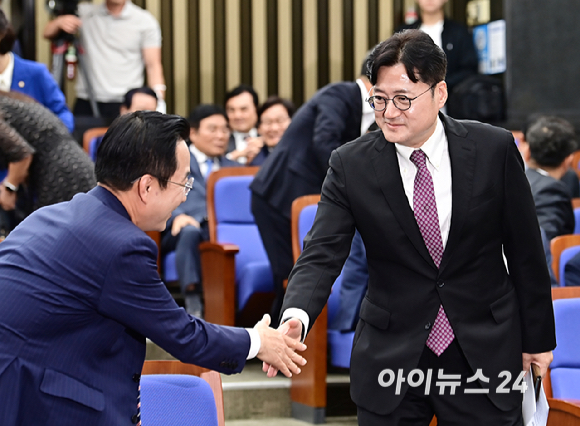 홍익표 더불어민주당 원내대표가 4일 오후 서울 여의도 국회에서 열린 의원총회에서 의원들과 인사를 하고 있다. [사진=곽영래 기자]