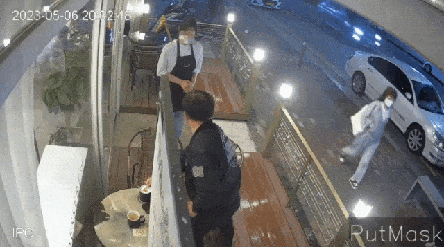지난 6일 오후 8시2분께 인천시 서구 석남동 한 카페에서 중년 남성 B씨가 커피를 도로에 던지고 있다. [영상=네이버 카페 '아프니까 사장이다']