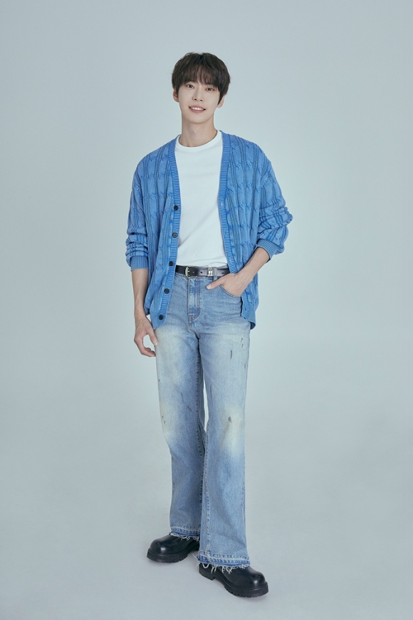 그룹 NCT 도영이 최근 서울 모처에서 진행된 2집 앨범 'Soar' 발매 기념 인터뷰에서 포즈를 취하고 있다. [사진=SM엔터테인먼트]
