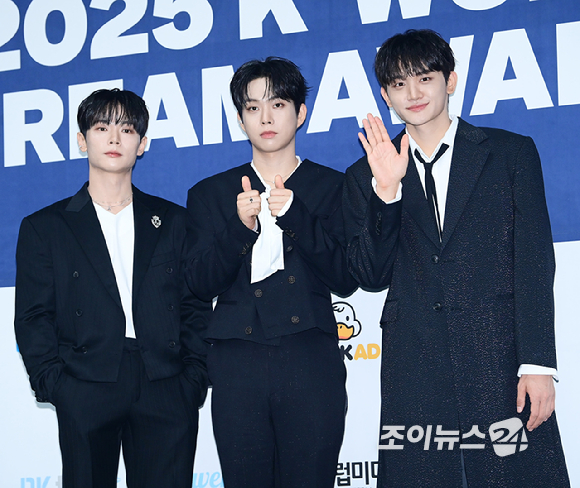 그룹 루시(LUCY) 신예찬-최상엽-조원상이 21일 오후 서울 잠실실내체육관에서 열린 '2025 케이 월드 드림 어워즈'(2025 K WORLD DREAM AWARDS)에 블루카펫 행사에 참석하고 있다. [사진=정소희 기자]