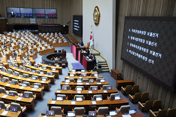 27일 국회 본회의에서 우원식 국회의장이 국회 운영위원장·법제사법위원장·문화체육관광위원장 보궐선거, 예산결산특별위원장 선거 결과를 발표하고 있다. 2025.6.27 [사진=연합뉴스]