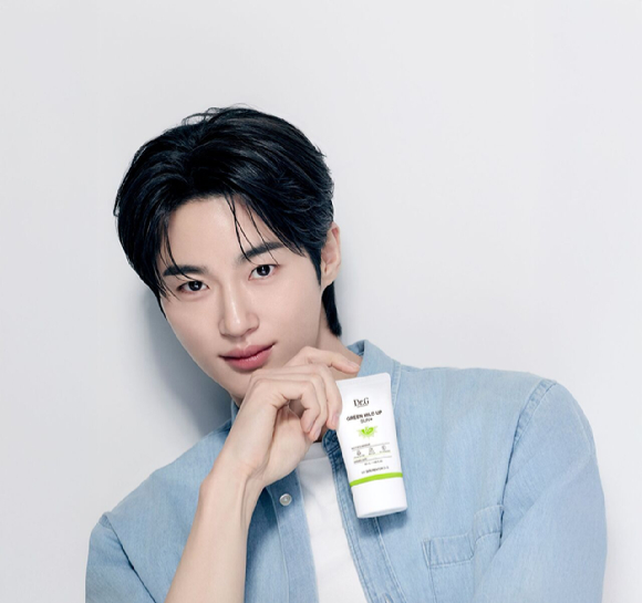 배우 변우석이 광고 화보 촬영에서 포즈를 취하고 있다. [사진=닥터지]