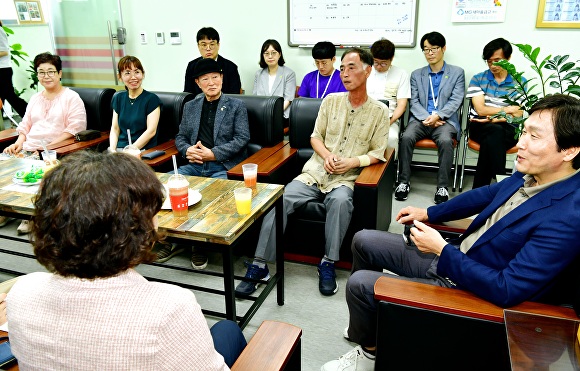 11일 조현일 시장이 경산공설시장 상인회와 간담회를 갖고 있다. [사진=경산시]