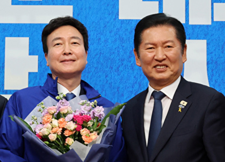 더불어민주당 정청래 대표와 전태진 변호사(왼쪽 두 번째), 김상욱 울산시장 후보, 김태선 울산시당 위원장이 17일 국회에서 열린 1차 인재영입식에서 기념촬영을 하고 있다.1호 인재로 영입된 전 변호사는 김상욱 의원의 울산시장 선거 출마로 오는 6월 치러지는 울산 남갑 국회의원 보궐선거에 더불어민주당 후보로 출마할 예정이다. 2026.4.17 [사진=연합뉴스]