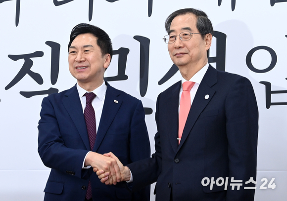 김기현 국민의힘 대표가 13일 오후 서울 여의도 국회에서 한덕수 국무총리를 만나 기념촬영을 하고 있다. [사진=김성진 기자]