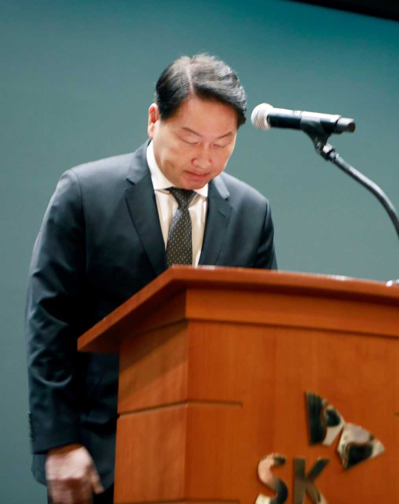 최태원 SK그룹 회장이 7일 오전 서울 중구 SK T타워에서 열린 SKT 해킹 관련 일일브리핑에서 대국민 사과를 진행하고 있다. [사진=SKT]