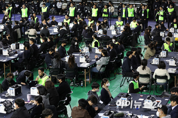 28일 서울 송파구 올림픽공원 핸드볼경기장에서 이태한 선거관리위원회 특별검사팀 관계자, 사무원, 참관단이 6&middot;3 지방선거 투표용지 공개검증을 준비하고 있다. [사진=사진공동취재단 ]