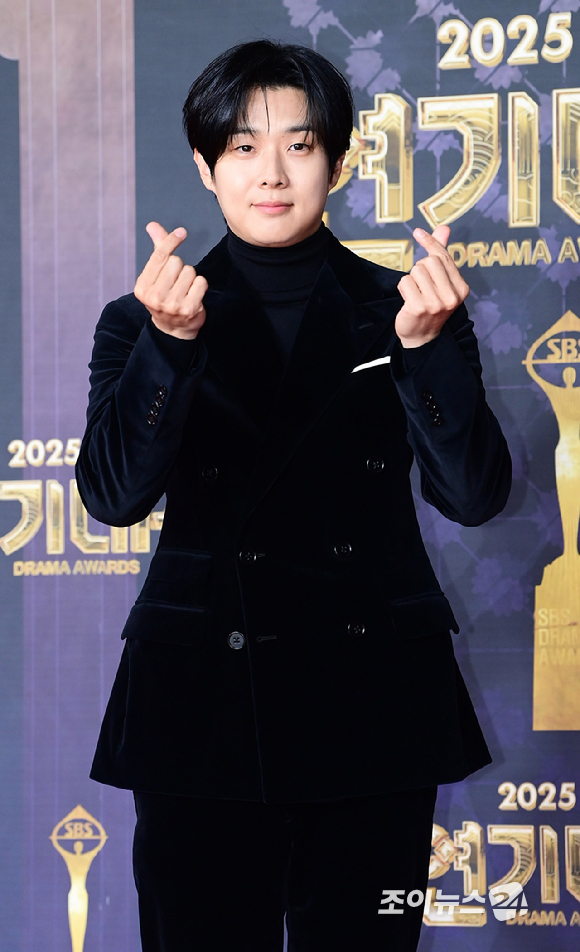 '우주메리미' 배우 최우식이 31일 오후 서울 마포구 상암동 SBS 프리즘타워에서 열린&nbsp;2025 SBS 연기대상&nbsp;레드카펫 행사에 참석하고 있다. [사진=정소희 기자]