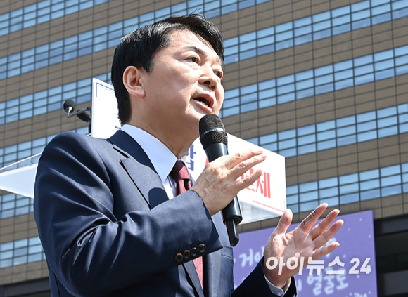 안철수 국민의힘 의원이 8일 오전 서울 종로구 광화문광장 이순신 동상 앞에서 제21대 대통령 선거 출마를 선언 기자회견을 마친 뒤 취재진 질문에 답하고 있다. 4가지 약속을 발표하던 그의 손가락에 적힌 6글자 메모가 눈길을 끌고 있다. [사진=곽영래 기자]