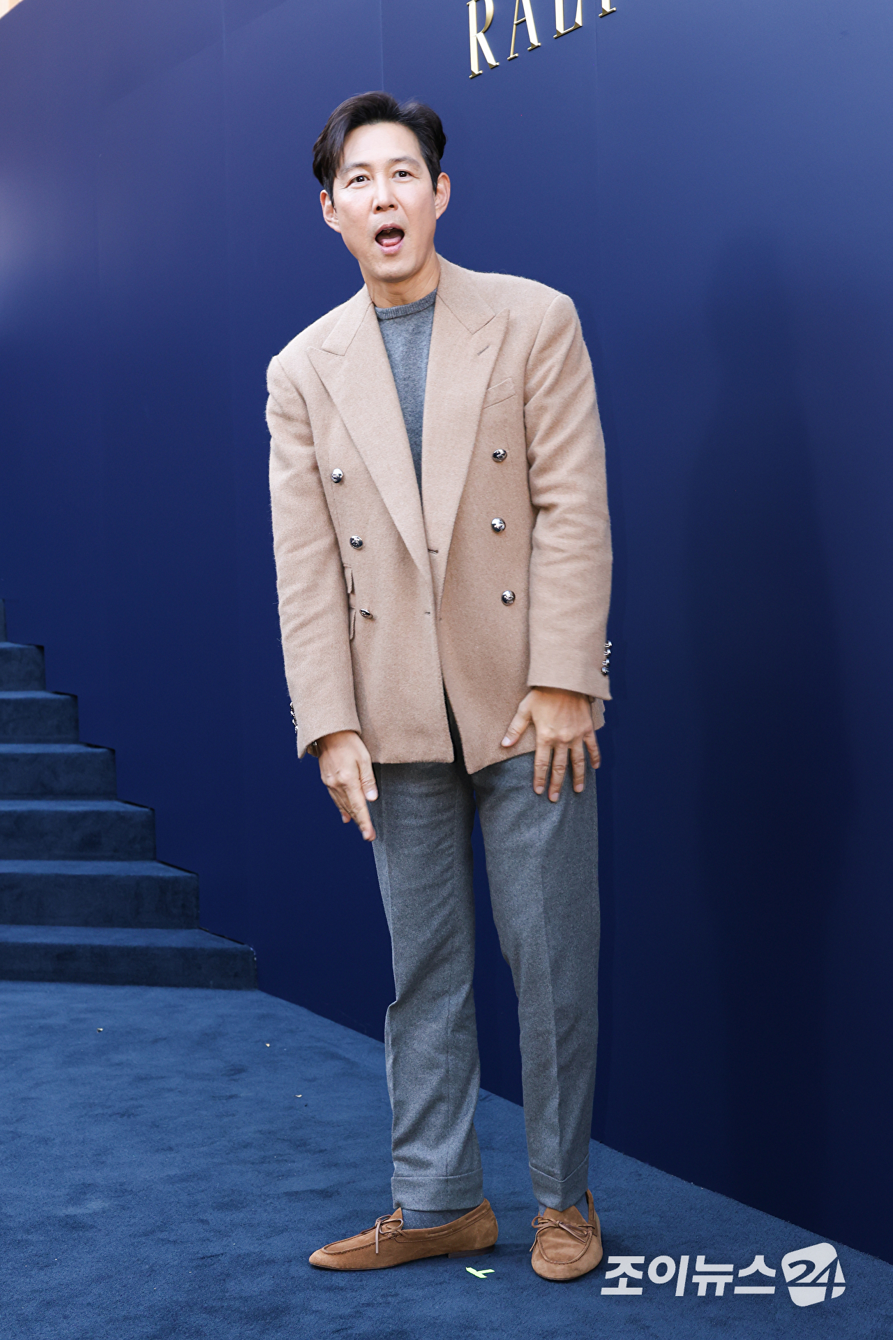 배우 이정재가 15일 오후 서울 종로구 석파정 서울미술관에서 진행된 패션 아이콘 랄프 로렌의 삶을 조명한 HBO 다큐멘터리 '베리 랄프' 스크리닝 이벤트에 참석해 포즈를 취하고 있다. [사진=문수지 기자]