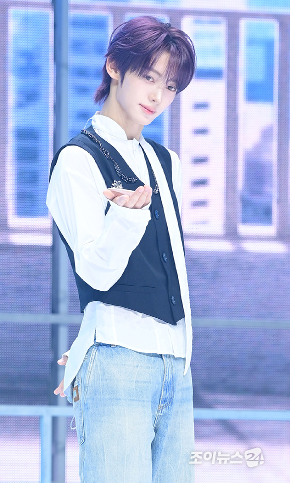 그룹 투어스 한진이 27일 오후 서울 광진구 광장동 예스24라이브홀에서 열린 투어스(TWS) 미니 5집 'NO TRAGEDY' 발매 기념 쇼케이스에서 참석하고 있다. [사진=정소희 기자]