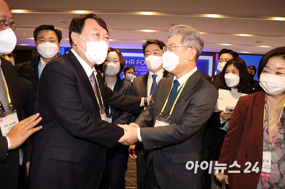 윤석열 국민의힘 대선후보와 이재명 더불어민주당 대선후보가 10일 오전 광장동 그랜드워커힐서울에서 열린 글로벌인재포럼2021 행사에 참석해 악수 하고 있다. [사진=국회사진취재단]