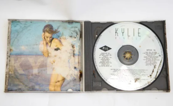 故 다이애나 왕세자비의 사진 위로 빗방울이 떨어지고 있다. [사진=연합뉴스]