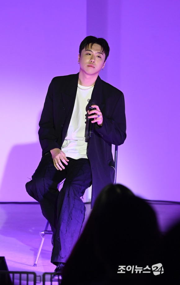가수 준이 5일 오후 서울 광진구 파이팩토리스튜디오에서 열린 '댕댕왕왕 조이콘서트'에서 멋진 무대를 선보이고 있다. [사진=정소희 기자]