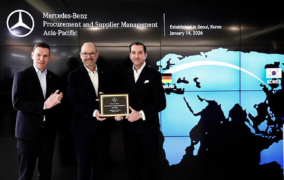 (왼쪽부터)마티아스 바이틀 메르세데스-벤츠 코리아 대표이사, 요르그 부르저 메르세데스-벤츠 그룹 AG 최고기술책임자, 슈테펜 마우어스베르거 아태지역 구매&middot;협력사 품질관리 부사장이 14일 열린 메르세데스-벤츠 아태지역 구매&middot;협력사 품질관리 조직 출범 행사에서 기념 촬영을 하고 있다. [사진=메르세데스-벤츠 코리아]
