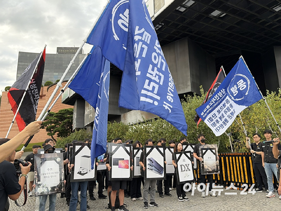 삼성전자 노동조합 동행 조합원들이 18일 서울 용산구 한남동 이재용 삼성전자 회장 자택 인근에서 집회를 열고 있다. [사진=권서아 기자]