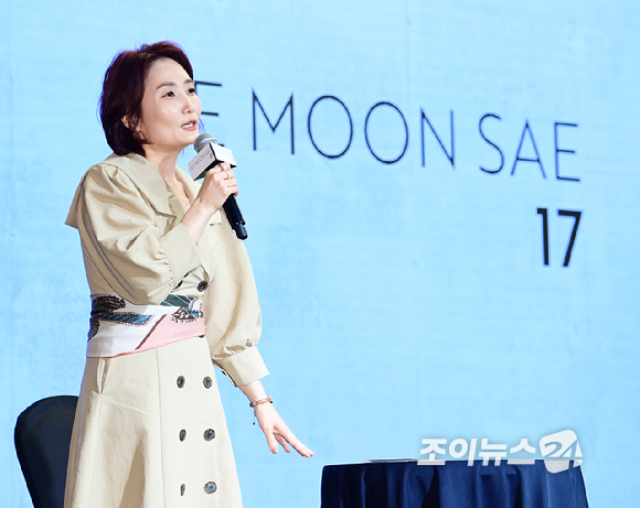 방송인 박경림이 13일 오후 서울 마포구 스탠포드호텔에서 열린 이문세 정규 17집 선공개 곡 발표 제작발표회에 MC로 참석하고 있다. [사진=정소희 기자]