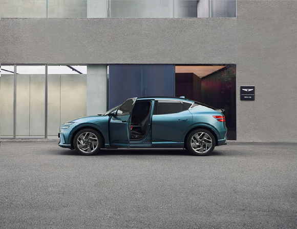 제네시스 브랜드(이하 제네시스)가 고객 편의 사양을 강화하고 선택권을 확대한 연식 변경 모델 '2027 GV60'과 '2027 GV70 전동화 모델'을 19일 출시했다. [사진=제네시스]