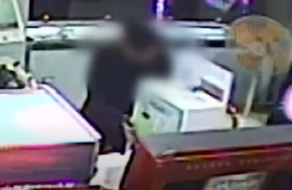 대전시 유성구 궁동 한 오락실에서 남성 A씨가 현금 500여만원을 훔쳐 달아났다. [사진=SBS 뉴스 캡처]