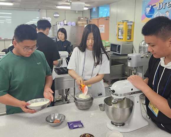 국제대학교에서 평택 중·고 다문화학생 대상으로 제과, 제빵 조리 교육을 하고 있다. [사진=평택교육지원청]