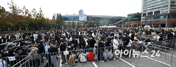 14일 부산 해운대구 벡스코에서 열린 국제게임전시회 '지스타 2024'에서 참관객이 입장을 위해 줄지어 서있다. [사진=곽영래 기자]