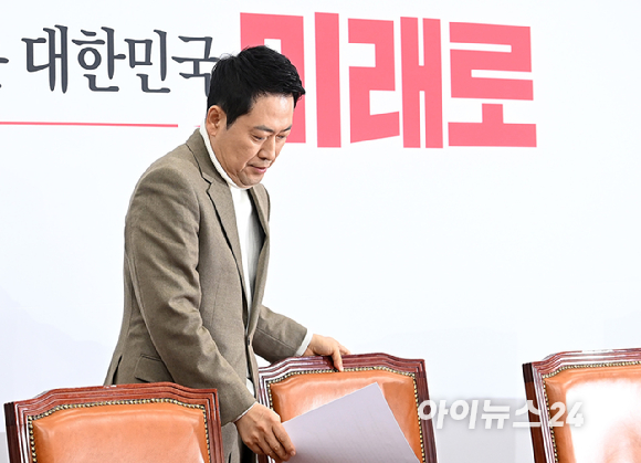 장동혁 국민의힘 대표가 5일 서울 여의도 국회에서 열린 최고위원회의에 참석하고 있다. [사진=곽영래 기자]