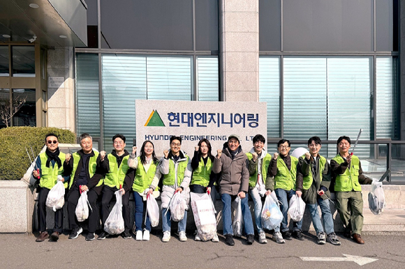 지난 13 환경 정화 봉사활동에 참여한 현대엔지니어링 임직원들과 배우 김석훈이 기념 사진을 촬영하고 있다. [사진=현대엔지니어링]