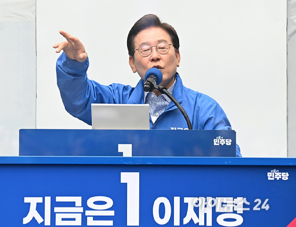 이재명 더불어민주당 대선 후보가 2일 오후 경기도 성남시 야탑역 광장에서 열린 선거유세에서 지지를 호소하고 있다. [사진=곽영래 기자]