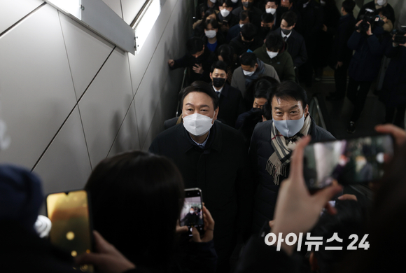이재명 더불어민주당 대선후보가 7일 매타버스 시즌2-걸어서 민생속으로 라이브 방송을 진행하고 있다. [영상=이재명 유튜브]