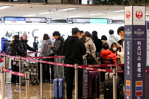 김포국제공항 국제선 출국장 카운터에서 일본으로 향하는 여행객들이 출국 수속을 하고 있다. 기사와 직접적인 관련이 없는 사진 [사진=뉴시스]