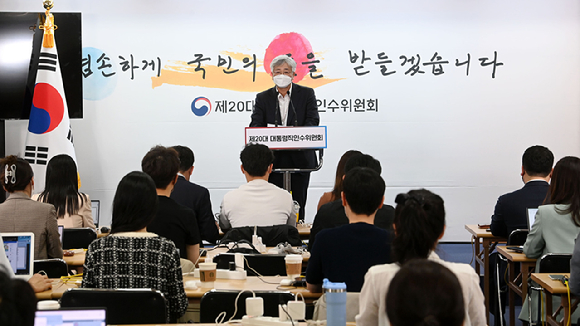 심교언 대통령직인수위원회 부동산TF 팀장이 26일 서울 종로구 통의동 인수위 기자회견장에서 경기도 분당과 일산 등 1기 신도시 재건축 사업과 관련해 브리핑을 하고 있다. [사진=인수위 사진기자단]
